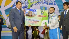 Аким Атырауской области подарил квартиру в Астане олимпийцу Рахимову 