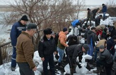 Около сотни жителей Атбасара эвакуировали из-за прорыва дамбы