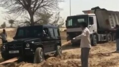 Наследный принц Дубая помог вытащить застрявший в пустыне грузовик