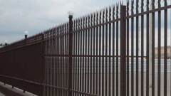 На заправке КМГ в Астане поставили забор, преграждающий детям дорогу в школу