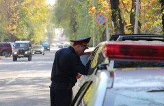 Полицейские Алматы устроили охоту на нарушителей правил парковки