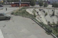 В соцсетях опубликовали видео из Костаная, где девушка выпала из автобуса