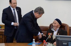 Ветераны получили от Есимова ключи от несуществующих квартир