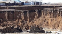 Село Кенесары Акмолинской области подмыло по самые дома сбросом воды