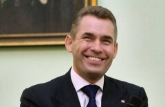 Омбудсмен Астахов объяснил, зачем у выживших в Карелии девочек спросил: "Как поплавали?"