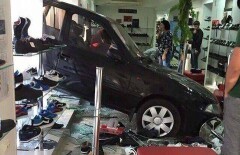 Машина в Шымкенте припарковалась прямо в торговом зале магазина 