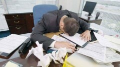 Госслужащие в Казахстане ежедневно работают на час больше положенного
