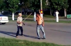 Мужчина устроил бой с машинами в Рудном
