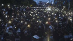 В Таиланде тысячи протестующих потребовали пересмотра Конституции и реформ монархии