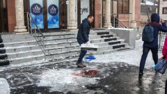 Акимат Бостандыкского района оплатит похороны алматинки, погибшей из-за сосульки
