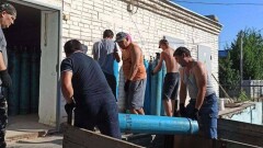 В Костанае волонтёры помогают разгружать кислородные баллоны в больницах