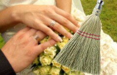 Гарантирующие замужество веники продают на рынке в Шымкенте 