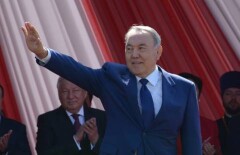 Назарбаев поздравил казахстанцев с Днем единства народа