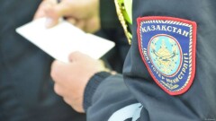 Полицейские незаконно вторглись в дом жителя Атырау в поисках наркотиков, но избежали наказания