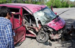 Лопнувшее колесо микроавтобуса стало причиной ДТП в Алматы