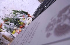 К зданию посольства России в Астане продолжают нести цветы 