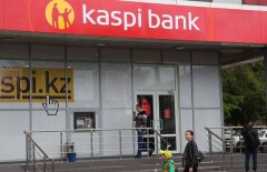 В Алматы толпа ворвалась в отделение Kaspi bank и угрожала порезать сотрудников