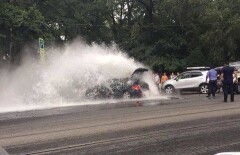 Из-за лопнувшей трубы теплотрассы полностью залило авто в Алматы