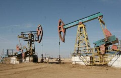 Как получилось, что весь мир продаёт и покупает нефть за доллары?