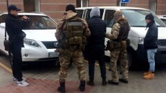 Двух граждан Китая задержали во время передачи взятки сотруднику КНБ