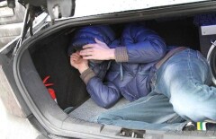 Полиция Павлодара разыскивает своих коллег, которые засунули мужчину в багажник