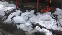 Глыба льда обрушилась на алматинку, у женщины сломаны руки и ноги