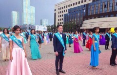 Адильбек Джаксыбеков пожелал столичным выпускникам найти надёжную опору