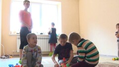 В Актобе многодетной семье погорельцев предоставили жильё