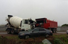 Из-за дождя бетономешалка протаранила грузовик и легковушку в Алматы