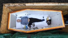 Бывший наркоман из Белфаста закопал себя в гробу и ведёт трансляцию из-под земли
