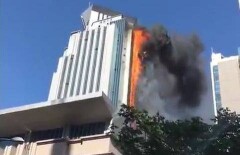 В Китае во всю высоту горит небоскрёб 