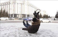 Женщина ослепла после падения на скользком льду в Хромтау