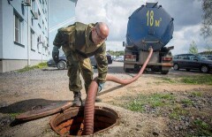В Кокшетау мужчина упал в колодец с нечистотами, откачивая канализацию