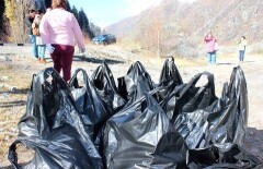 200 кг мусора собрали волонтёры за час в горах Алматы