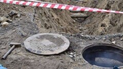 Два сантехника отравились газом в канализационном колодце в Атырау