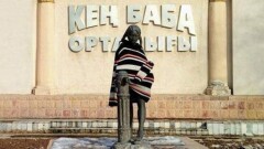Заботливые шымкентцы к зиме одели скульптуру девочки