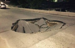 В Павлодаре на мосту провалился асфальт