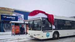 Колпак Санты Клауса появился на крыше автобуса в Павлодаре