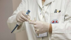 В Нур-Султане полицейские вручают врачам специальные опознавательные знаки для автомобилей