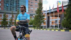В "Astana Pro Team" показали, как велосипедист Брумотти спустился с крутого моста в Астане