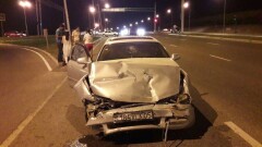 В Алматы внедорожник не пропустил машину и перевернулся на бок