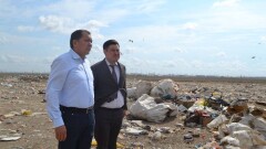 Акиму Атырауской области звонят в приёмную с требованиями убрать мусор