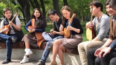 Казахстанские студенты провели Домбра Party у памятника Абаю в Москве 
