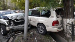 Два "лексуса" не поделили дорогу в Алматы