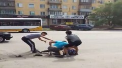 Драку экипажей двух пассажирских автобусов сняли очевидцы в Караганде