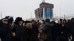 Актюбинские полицейские протестуют у здания областной прокуратуры