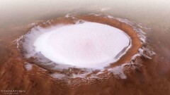 Огромный кратер со льдом сфотографировал спутник на Марсе