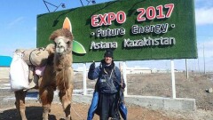 Шведский путешественник за год прошёл с верблюдом от Алматы до Каспия