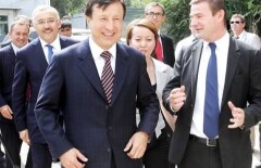 За спиной министра обороны