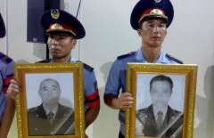Сотни людей в Алматы пришли проводить в последний путь полицейских-героев